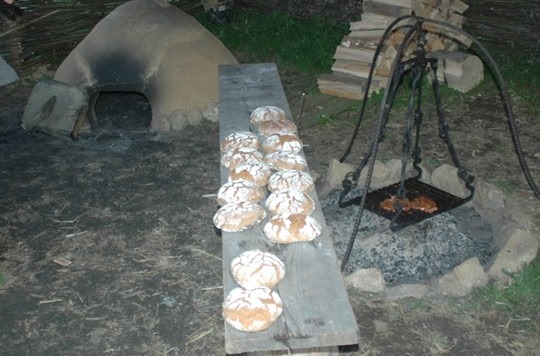 Kurz pečení chleba v hliněné peci (v němčině)