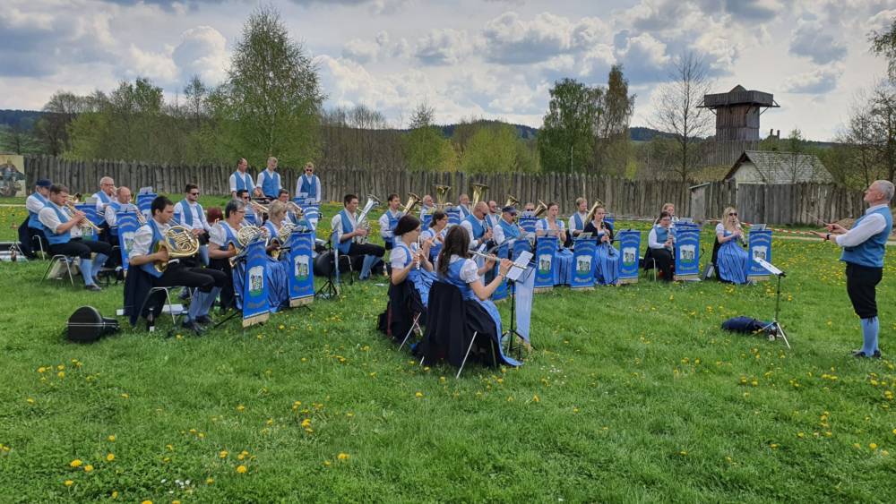 Musik und Sonnenschein zum Muttertag im Geschichtspark Bärnau-Tachov