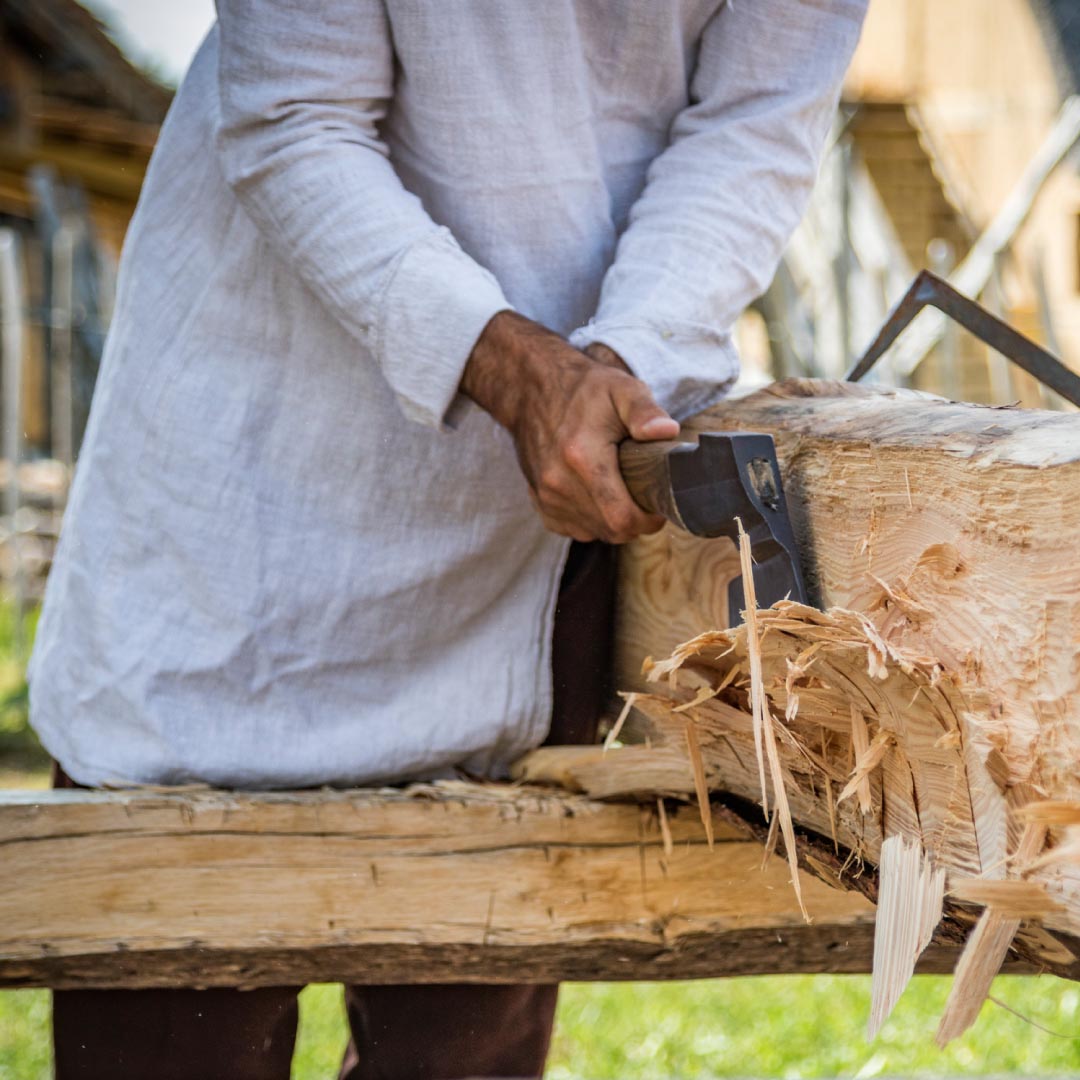 Handwerkskurs „Balken behauen“