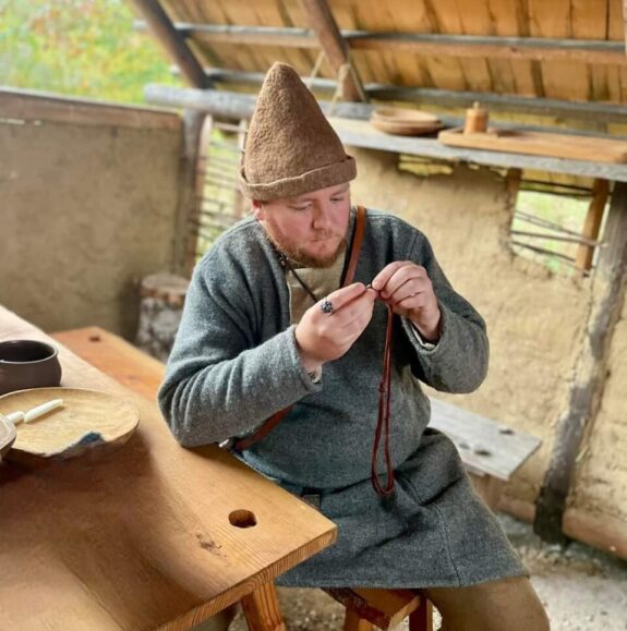 Lederarbeiten mit Darsteller Thomas